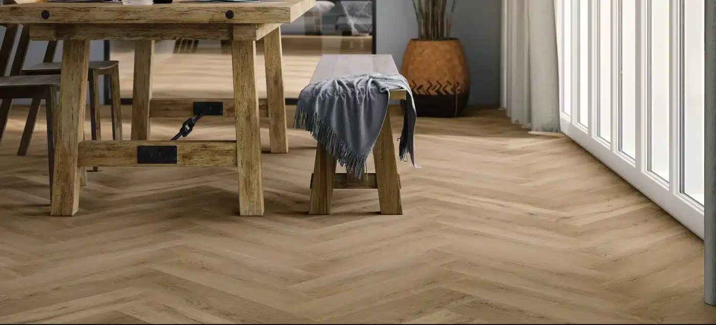 Visgraat vloer met houten tafel en bankje. woningtrends 2023